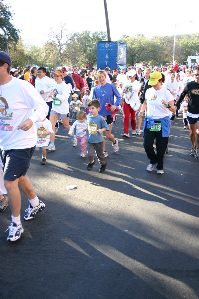 2006/11(November)/TurkeyTrot/640x480_2006-11-23-TurkeyTrot-15-Dax-Suzi.JPG