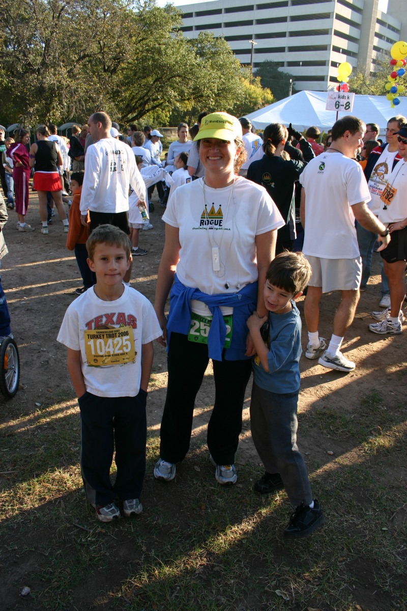 2006/11(November)/TurkeyTrot/2006-11-23-TurkeyTrot-01-Chance-Suzi-Dax.JPG