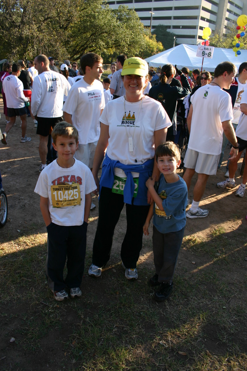 2006/11(November)/TurkeyTrot/800x600_2006-11-23-TurkeyTrot-02-Chance-Suzi-Dax.JPG