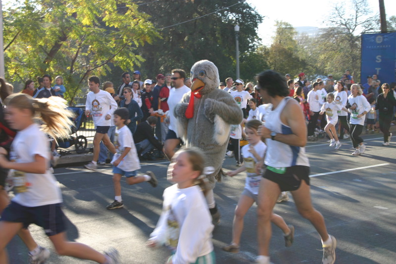 2006-11-23-TurkeyTrot-11-mascot.JPG