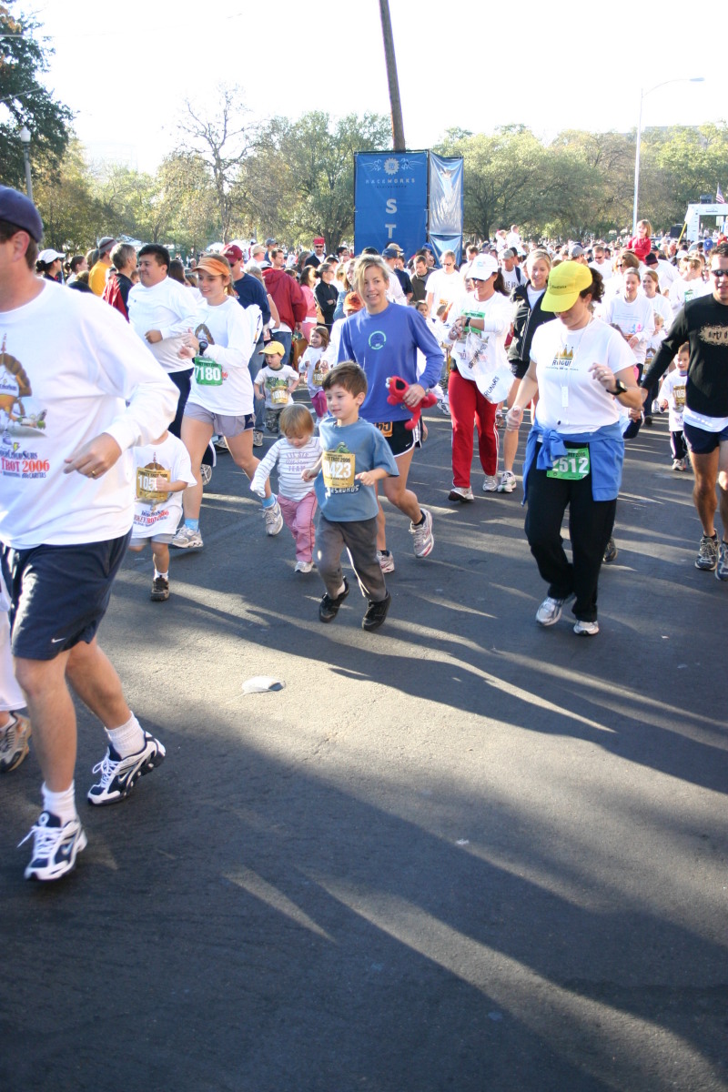 2006/11(November)/TurkeyTrot/800x600_2006-11-23-TurkeyTrot-15-Dax-Suzi.JPG