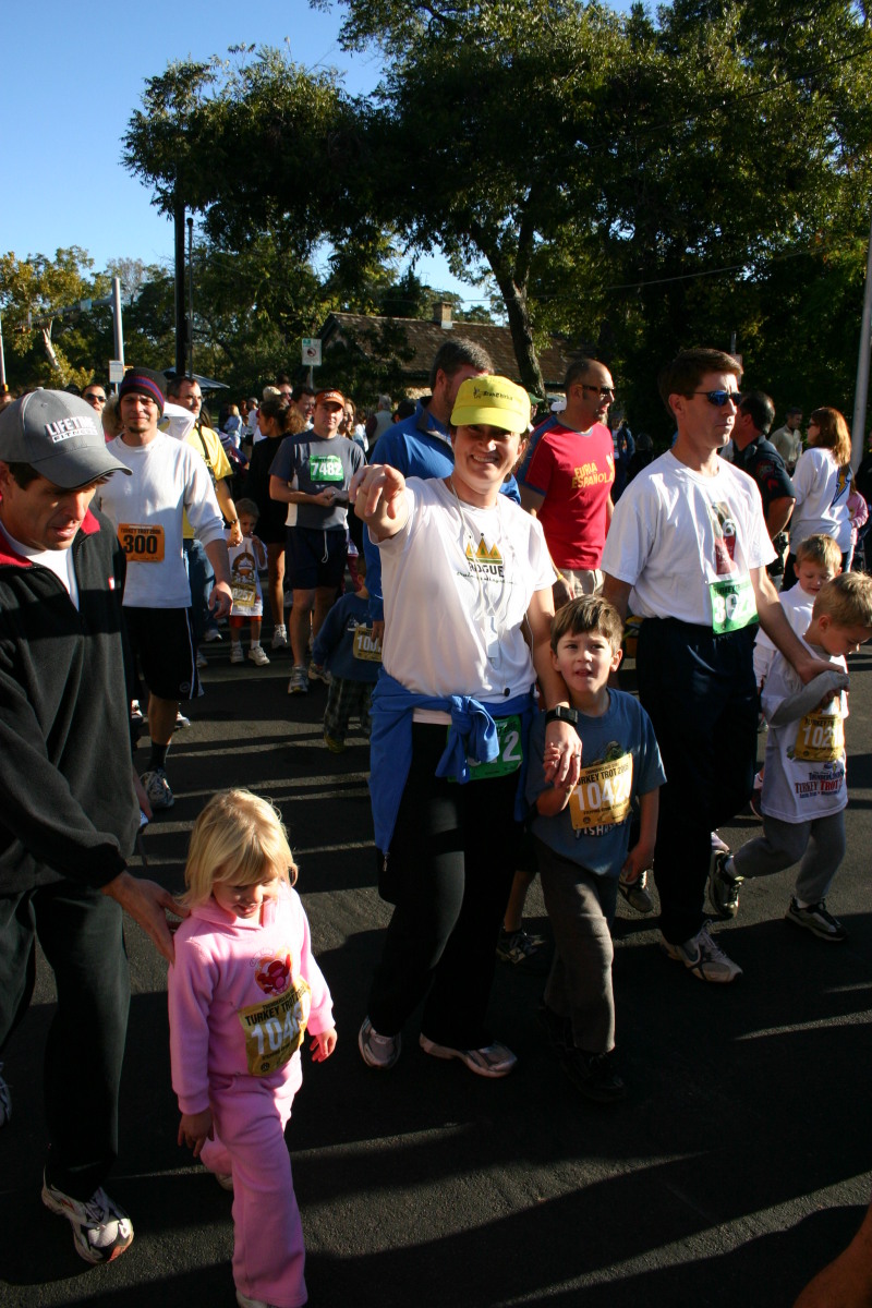 2006/11(November)/TurkeyTrot/800x600_2006-11-23-TurkeyTrot-24-Suzi-Dax.JPG