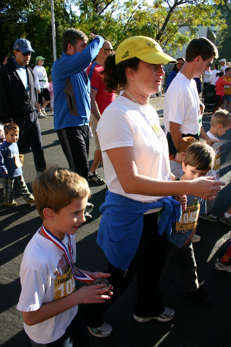 2006/11(November)/TurkeyTrot/800x600_2006-11-23-TurkeyTrot-27-Chance-Suzi-Dax.JPG
