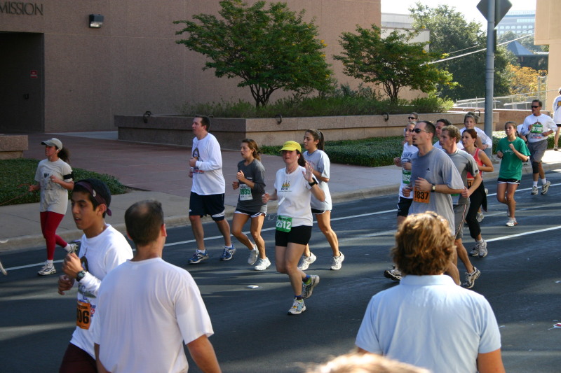 2006/11(November)/TurkeyTrot/800x600_2006-11-23-TurkeyTrot-39-Suzi.JPG