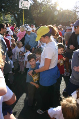 2006-11-23-TurkeyTrot-06-Dax-Suzi.JPG