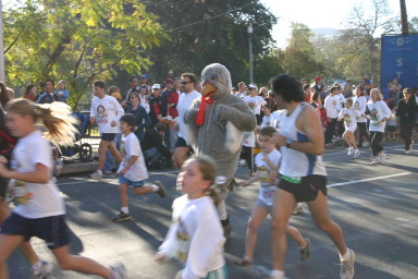 2006-11-23-TurkeyTrot-11-mascot.JPG