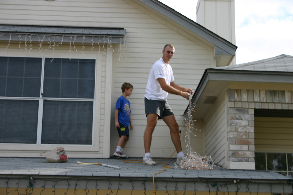 2006/11(November)/Xmas-lights/2006-11-25-putting-up-lights-8054-Travis-Chance.JPG