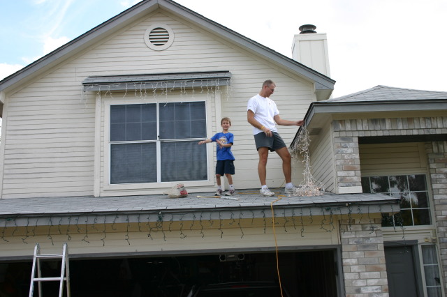 2006/11(November)/Xmas-lights/640x480_2006-11-25-putting-up-lights-8058-Travis-Chance.JPG
