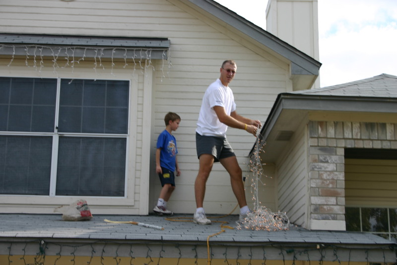 2006/11(November)/Xmas-lights/2006-11-25-putting-up-lights-8054-Travis-Chance.JPG