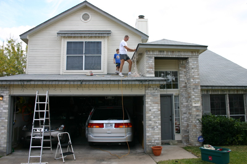 2006/11(November)/Xmas-lights/800x600_2006-11-25-putting-up-lights-8057-Travis-Chance.JPG