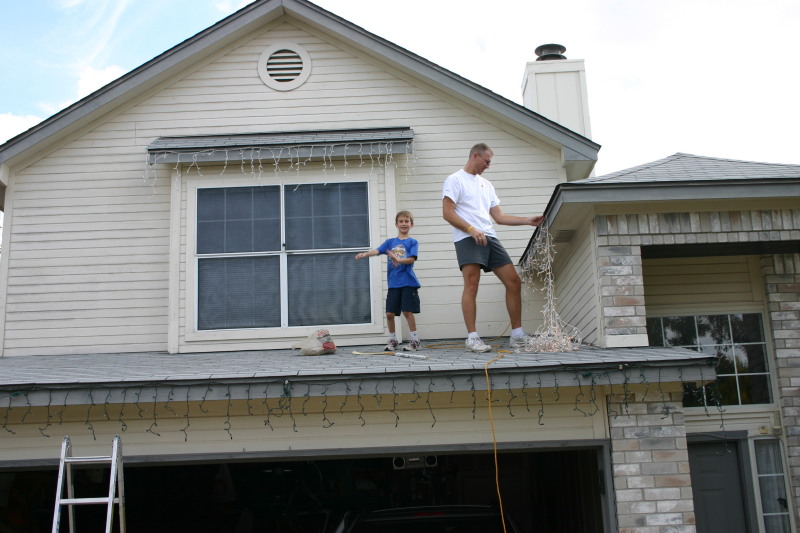 2006/11(November)/Xmas-lights/800x600_2006-11-25-putting-up-lights-8058-Travis-Chance.JPG