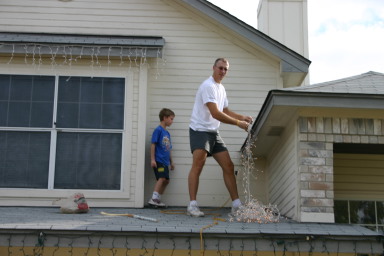 2006-11-25-putting-up-lights-8054-Travis-Chance.JPG