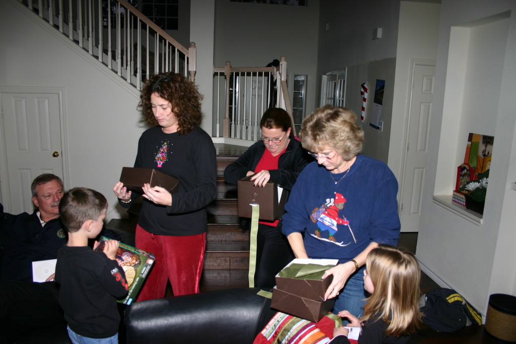 2006-12-25-Christmas-Day-16-Jim-Dax-Suzi-Katie-Janeen-Kyla.JPG