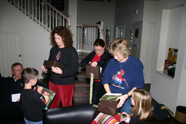 2006-12-25-Christmas-Day-16-Jim-Dax-Suzi-Katie-Janeen-Kyla.JPG