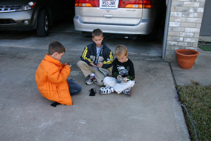 2006/12(December)/Christmas-Day/800x600_2006-12-26-freezing-driveway-gameboys-Chance-Dax-JC-1.JPG