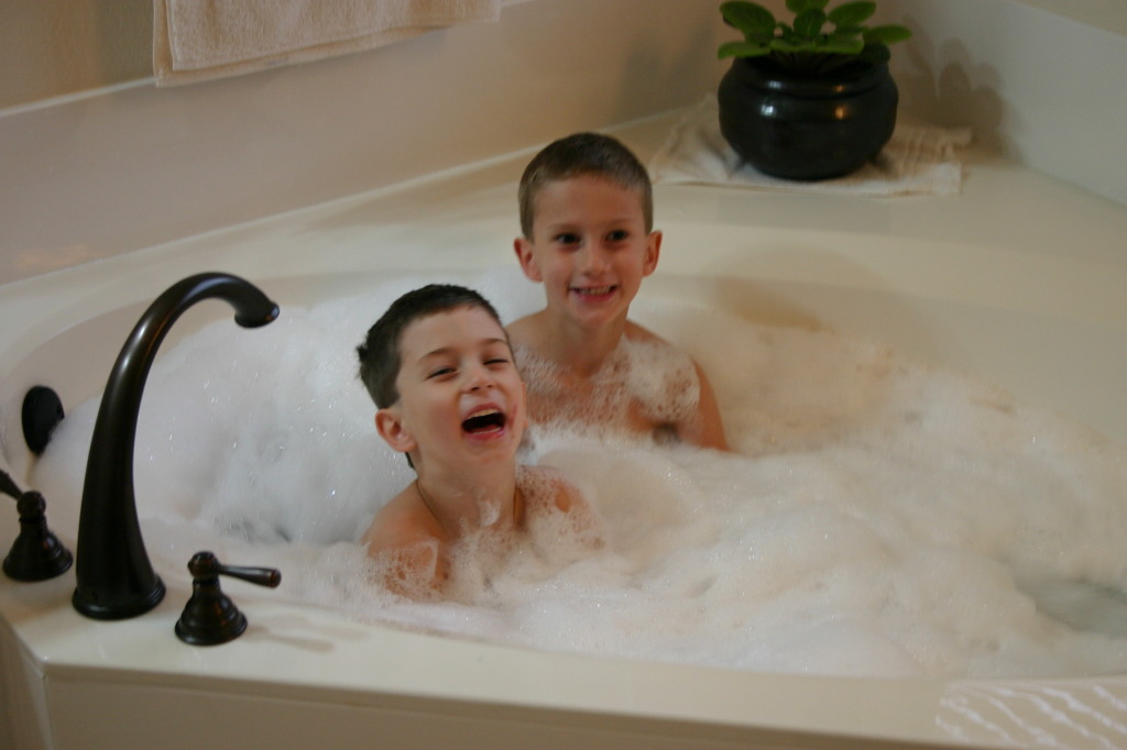 2006/12(December)/Christmas-Eve-Cleaning/1024x768_2006-12-24-Christmas-Eve-bath-02-Chance-Dax.JPG