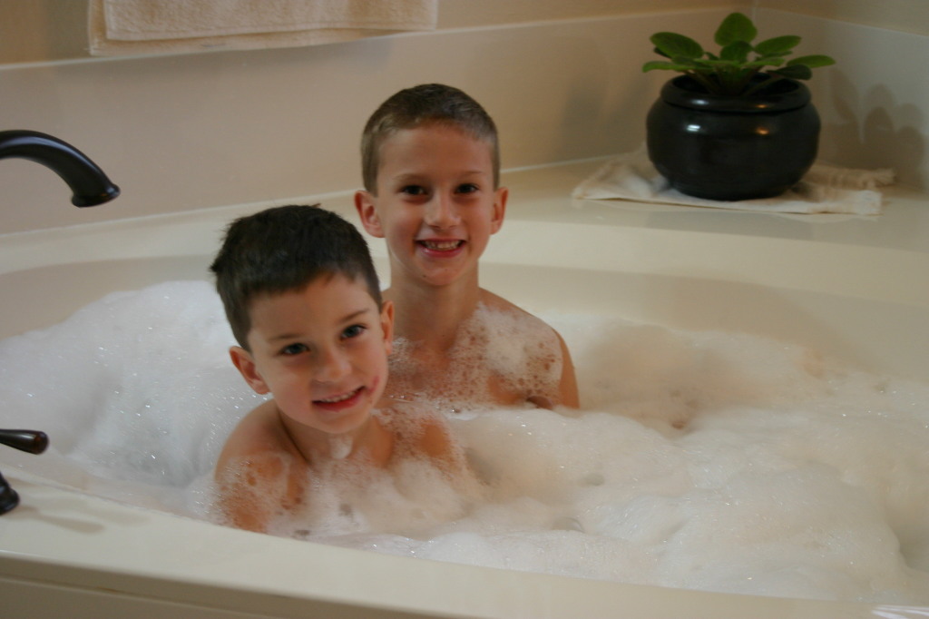 2006/12(December)/Christmas-Eve-Cleaning/1024x768_2006-12-24-Christmas-Eve-bath-04-Chance-Dax.JPG