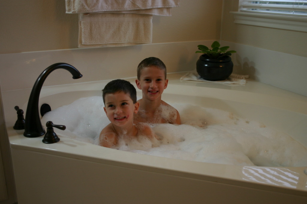 2006/12(December)/Christmas-Eve-Cleaning/1024x768_2006-12-24-Christmas-Eve-bath-05-Chance-Dax.JPG