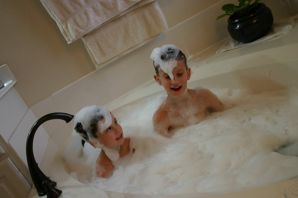 2006-12-24-Christmas-Eve-bath-11-Chance-Dax.JPG