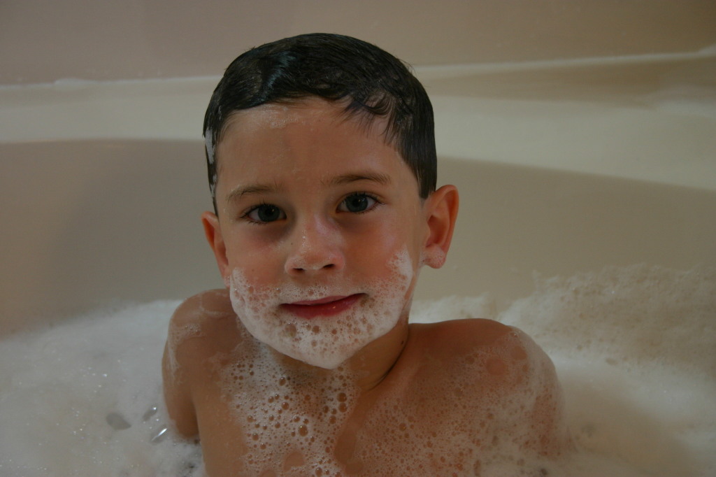 2006/12(December)/Christmas-Eve-Cleaning/1024x768_2006-12-24-Christmas-Eve-bath-14-Dax.JPG