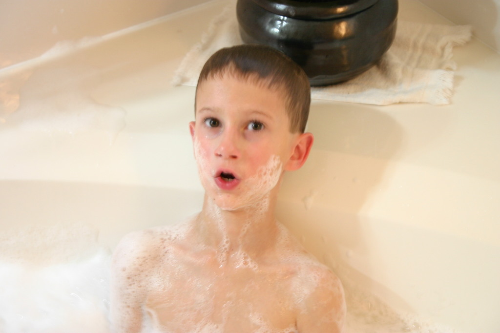 2006/12(December)/Christmas-Eve-Cleaning/1024x768_2006-12-24-Christmas-Eve-bath-15-Chance.JPG