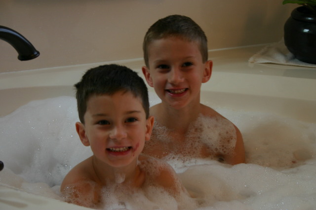 2006/12(December)/Christmas-Eve-Cleaning/640x480_2006-12-24-Christmas-Eve-bath-06-Chance-Dax.JPG