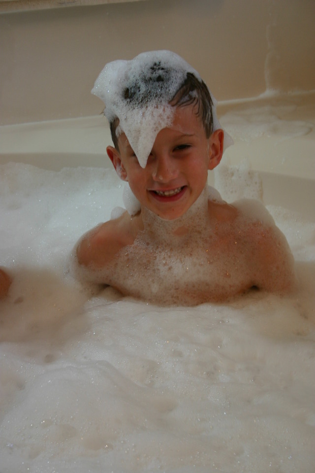 2006/12(December)/Christmas-Eve-Cleaning/640x480_2006-12-24-Christmas-Eve-bath-10-Chance.JPG