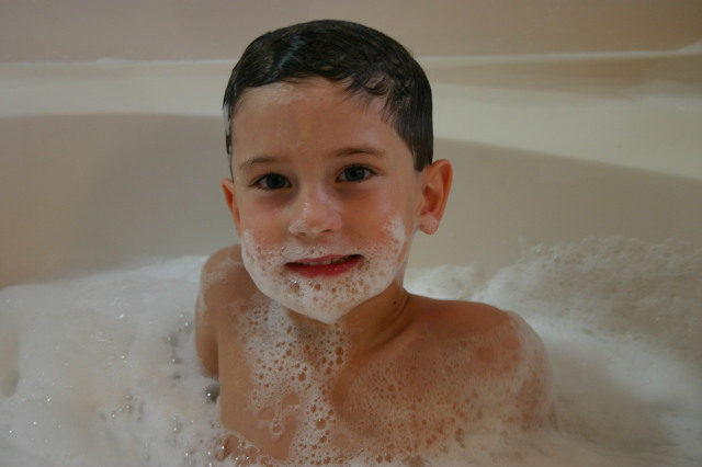 2006/12(December)/Christmas-Eve-Cleaning/640x480_2006-12-24-Christmas-Eve-bath-13-Dax.JPG