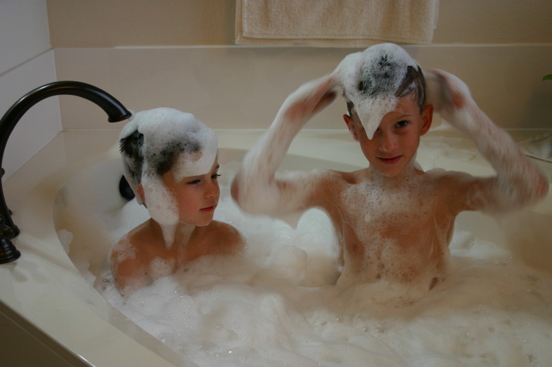 2006/12(December)/Christmas-Eve-Cleaning/800x600_2006-12-24-Christmas-Eve-bath-08-Chance-Dax.JPG