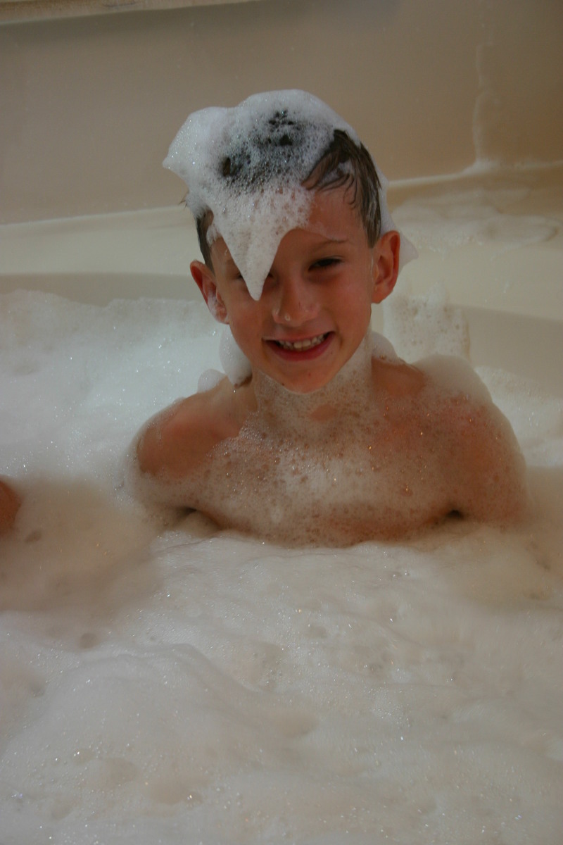 2006/12(December)/Christmas-Eve-Cleaning/800x600_2006-12-24-Christmas-Eve-bath-10-Chance.JPG