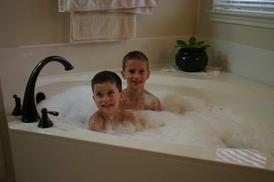 2006-12-24-Christmas-Eve-bath-05-Chance-Dax.JPG