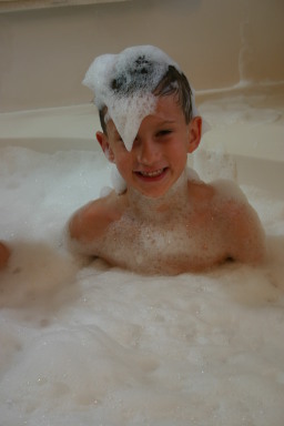 2006-12-24-Christmas-Eve-bath-10-Chance.JPG