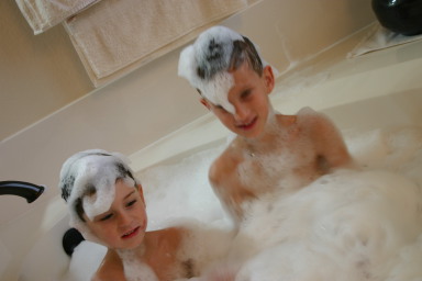 2006-12-24-Christmas-Eve-bath-12-Chance-Dax.JPG