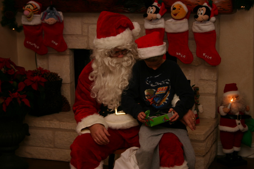 2006/12(December)/Christmas-Eve/1024x768_2006-12-24-Christmas-Eve-66-Santa-Chance.JPG