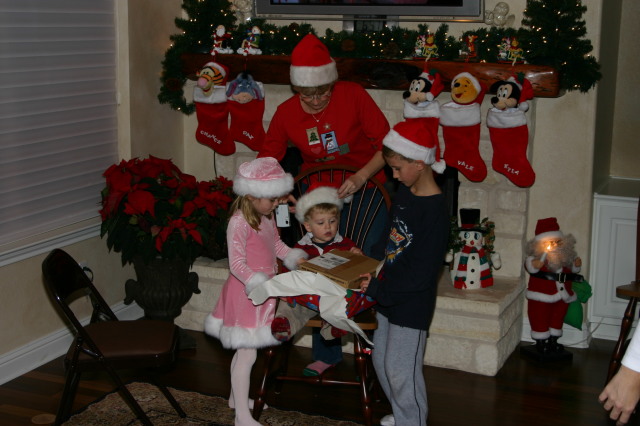 2006-12-24-Christmas-Eve-23-Kyla-Ian-Janeen-Chance.JPG