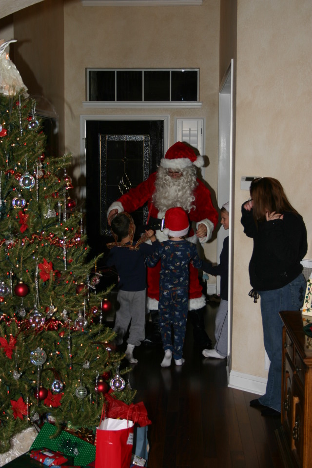 2006-12-24-Christmas-Eve-29-Santa-Dax-Vale-Chance-Katie.JPG