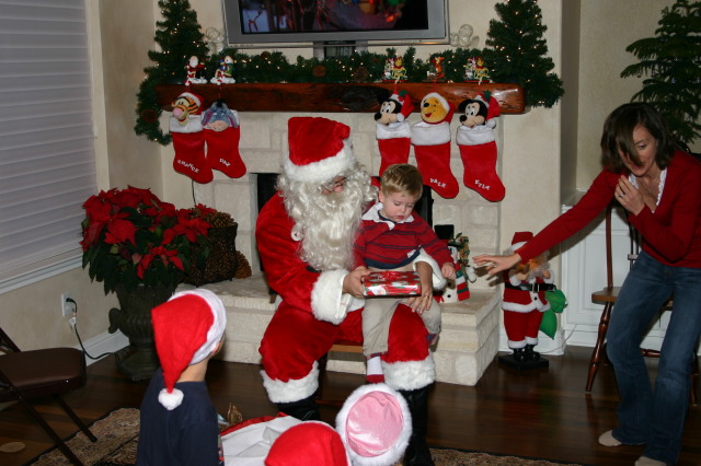 2006/12(December)/Christmas-Eve/640x480_2006-12-24-Christmas-Eve-45-Santa-Ian-Heather.JPG