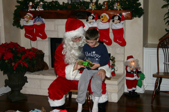 2006/12(December)/Christmas-Eve/640x480_2006-12-24-Christmas-Eve-53-Santa-Dax.JPG