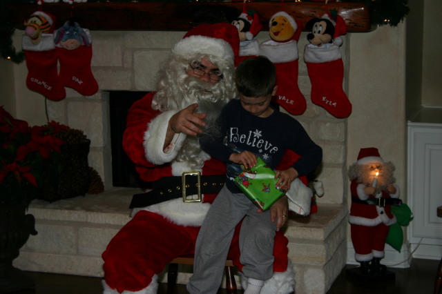 2006/12(December)/Christmas-Eve/640x480_2006-12-24-Christmas-Eve-54-Santa.JPG