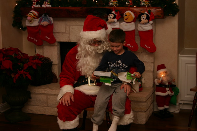 2006/12(December)/Christmas-Eve/640x480_2006-12-24-Christmas-Eve-58-Santa-Dax.JPG