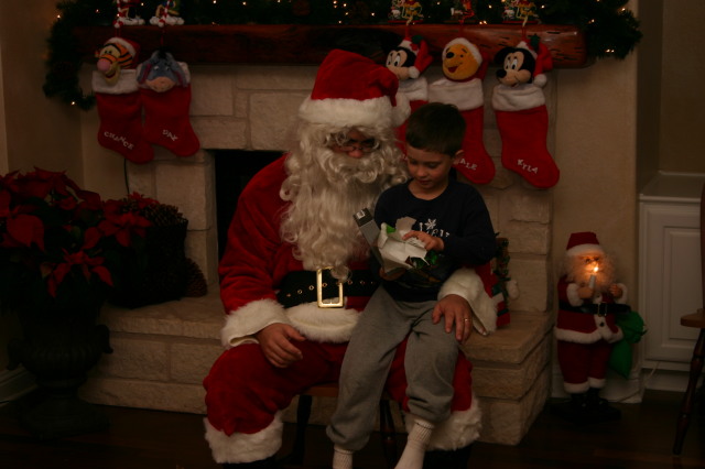 2006-12-24-Christmas-Eve-59-Santa-Dax.JPG