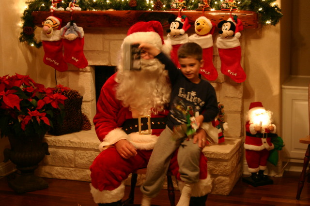 2006/12(December)/Christmas-Eve/640x480_2006-12-24-Christmas-Eve-62-Santa-Dax.JPG