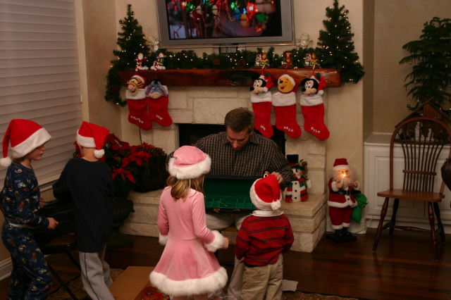 2006/12(December)/Christmas-Eve/640x480_2006-12-24-Christmas-Eve-81-Vale-Chance-Kyla-Josh-Ian.JPG