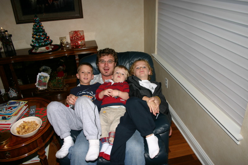 2006/12(December)/Christmas-Eve/800x600_2006-12-24-Christmas-Eve-05-Chance-Justin-Ian-Vale.JPG