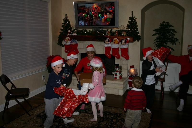 2006/12(December)/Christmas-Eve/800x600_2006-12-24-Christmas-Eve-19-Dax-Chance-Janeen-Kyla-Ian-Vale.JPG