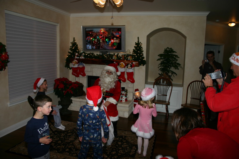 2006/12(December)/Christmas-Eve/800x600_2006-12-24-Christmas-Eve-31-Santa-Dax-Chance-Vale-Kyla.JPG