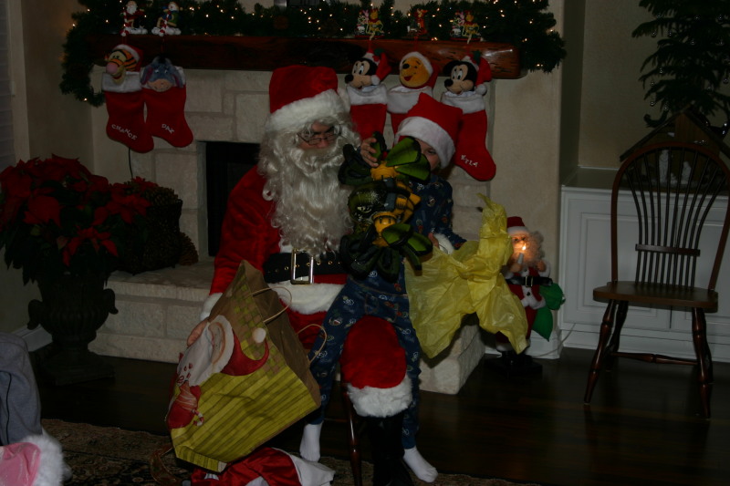 2006/12(December)/Christmas-Eve/800x600_2006-12-24-Christmas-Eve-34-Santa-Vale.JPG