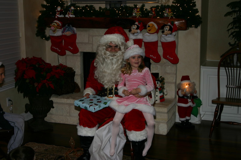 2006/12(December)/Christmas-Eve/800x600_2006-12-24-Christmas-Eve-37-Santa-Kyla.JPG