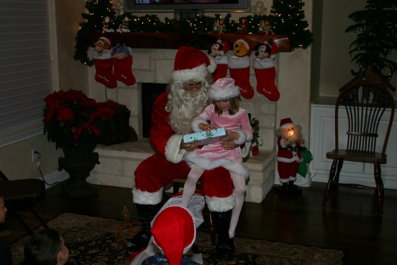 2006/12(December)/Christmas-Eve/800x600_2006-12-24-Christmas-Eve-39-Santa-Kyla.JPG