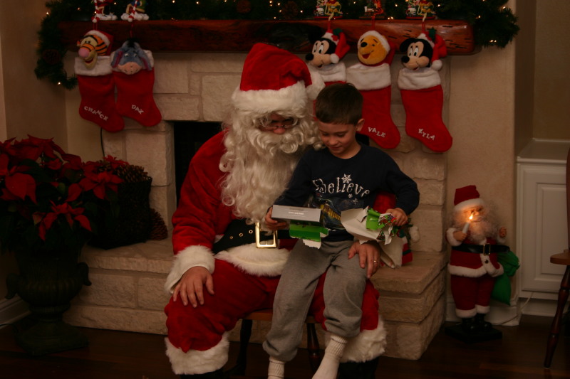 2006/12(December)/Christmas-Eve/800x600_2006-12-24-Christmas-Eve-58-Santa-Dax.JPG